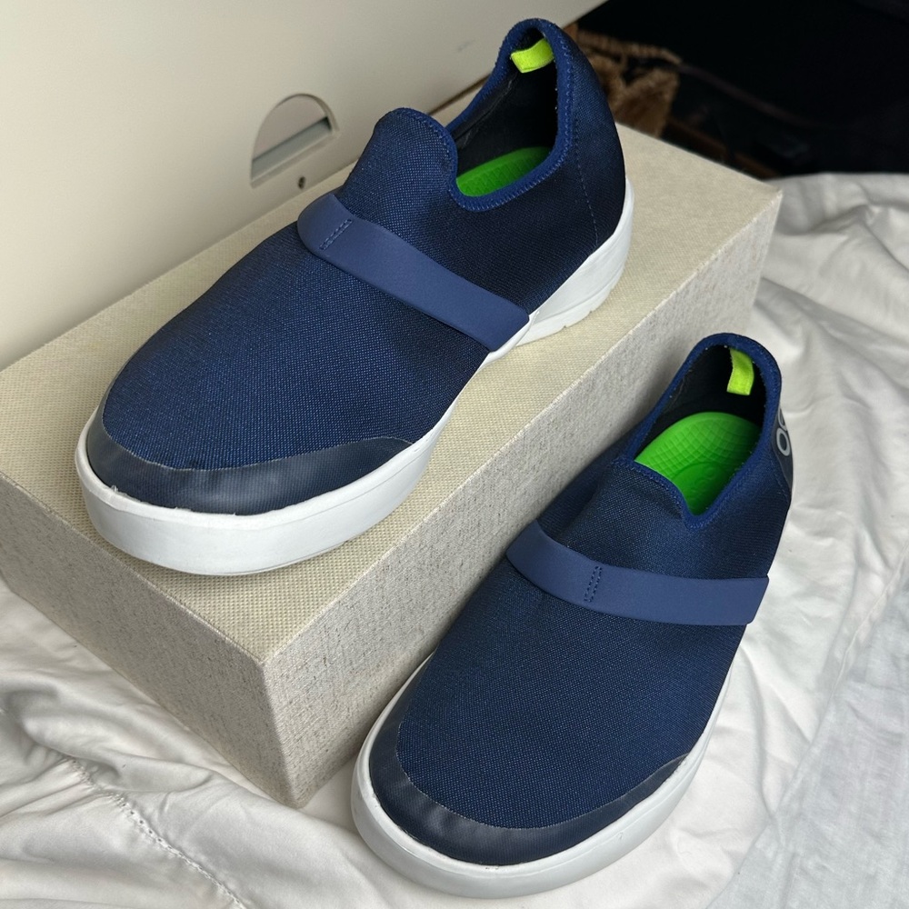 Like new Oofos Om Ezee recover blue slip on shoes sneakers women 10 EU 41 white